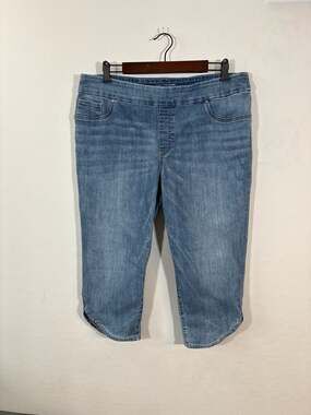 Chico's Pull On Dolphin Hem Capri Jeans Light Wash Size 2.5